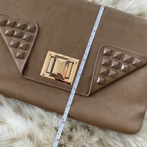 NWT - light tan/brown crossbody bag with gold chain - Picture 5 of 6